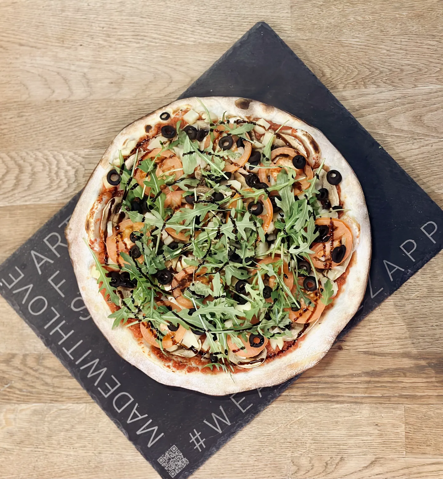Pizza signature taille media 33 cm avec ingrédients frais sur ardoise dans la pizzeria PIZZAPP à Salon-de-Provence.