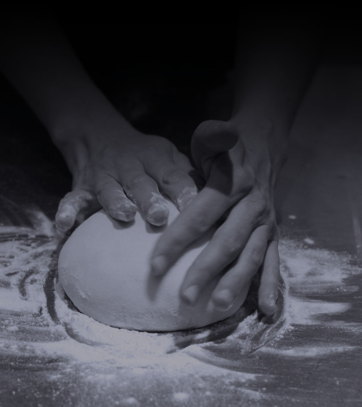 Mains de Fanny Autran, pizzaiola, façonnant une pâte à pizza dans la pizzeria PIZZAPP à Salon-de-Provence en noir et blanc.