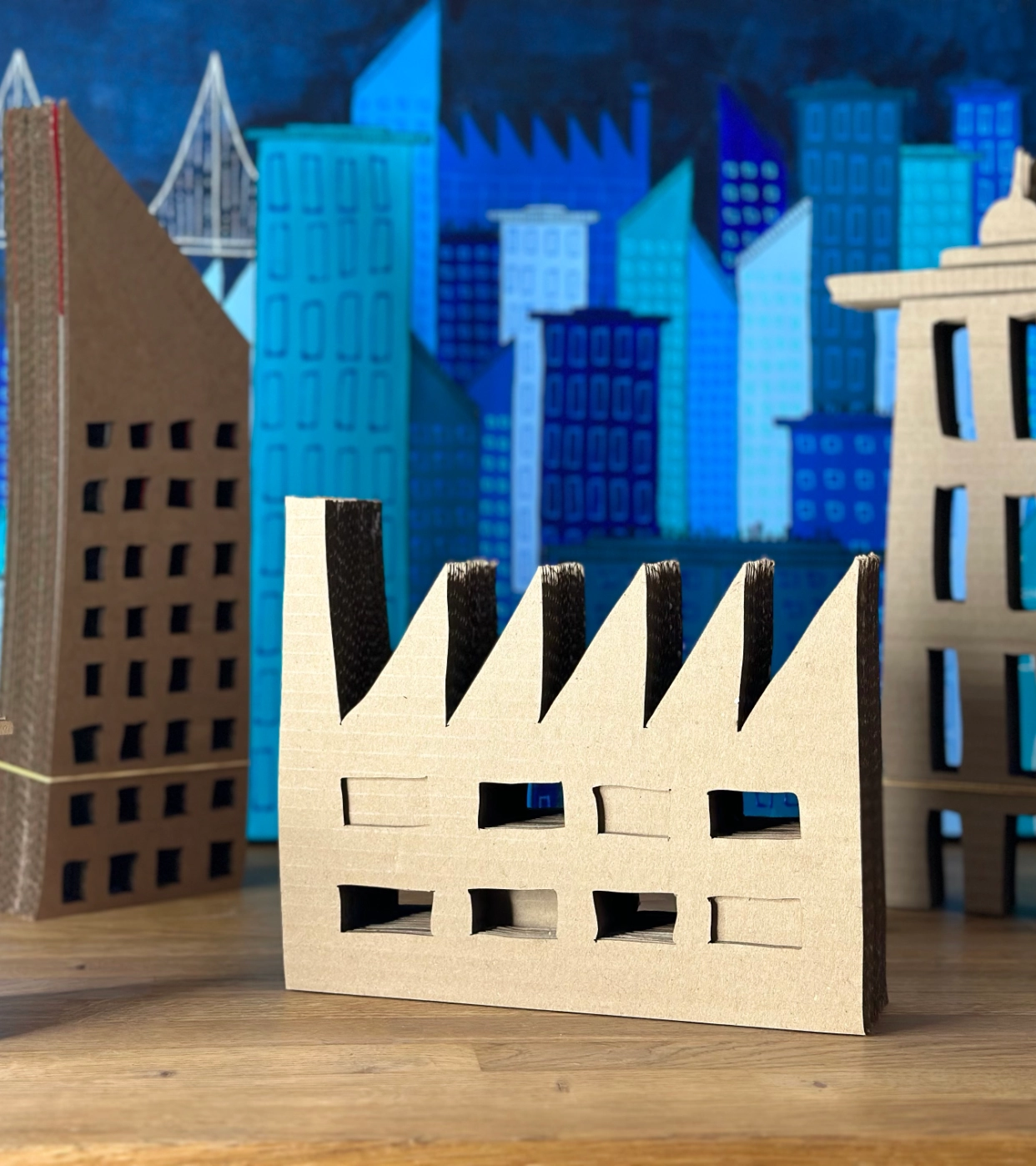 Sculpture en carton de l'artiste peintre Fanny Autran, réalisée avec des cartons d'emballage de la pizzeria PIZZAPP à Salon-de-Provence